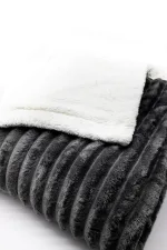 Fluffy blanket - Image 2