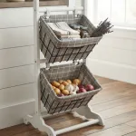 Wooden shelving unit with 2 baskets